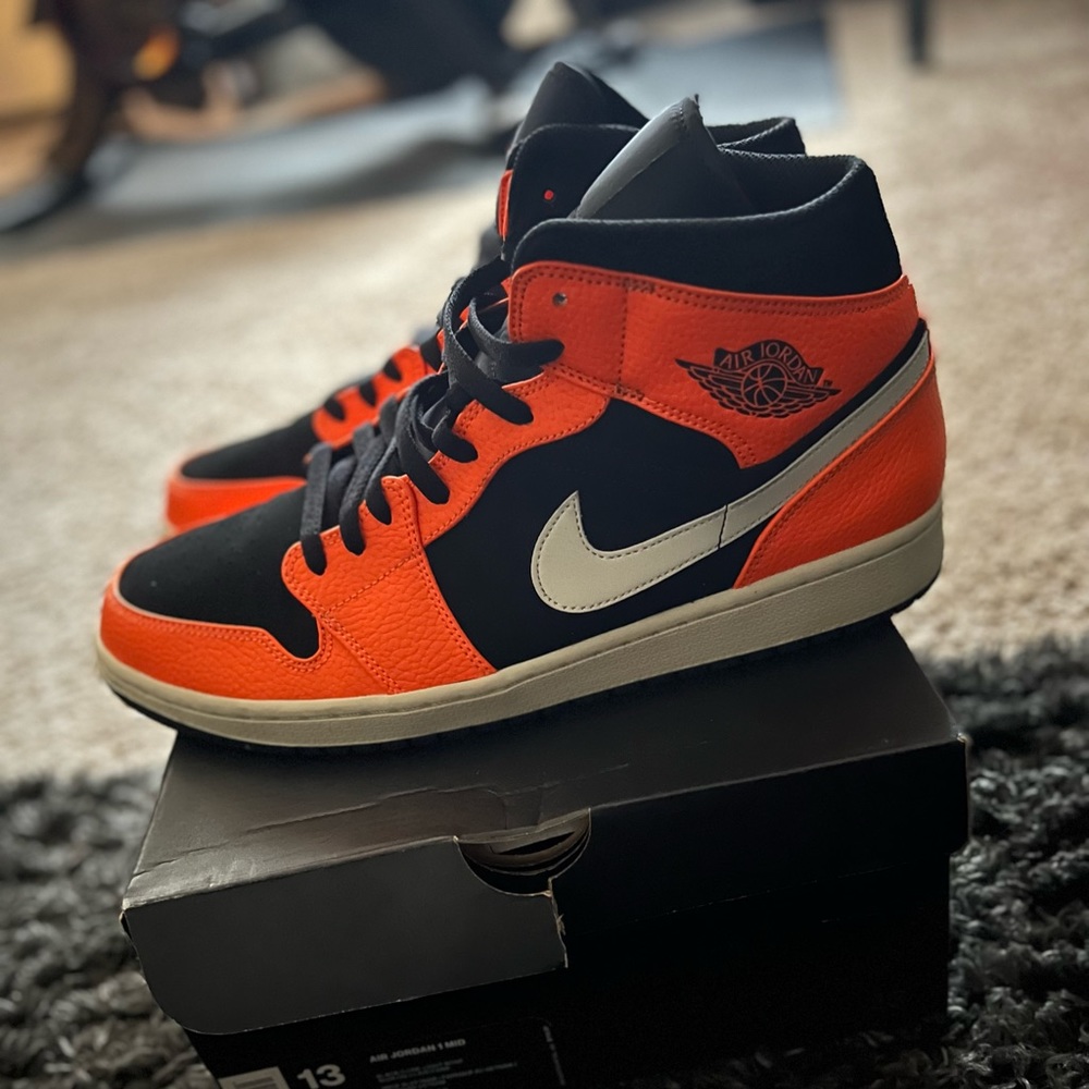 Men’s Jordan 1 Mids Halloween Edition 🎃👻